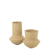 Pot Gada J-Line dans un jardin moderne