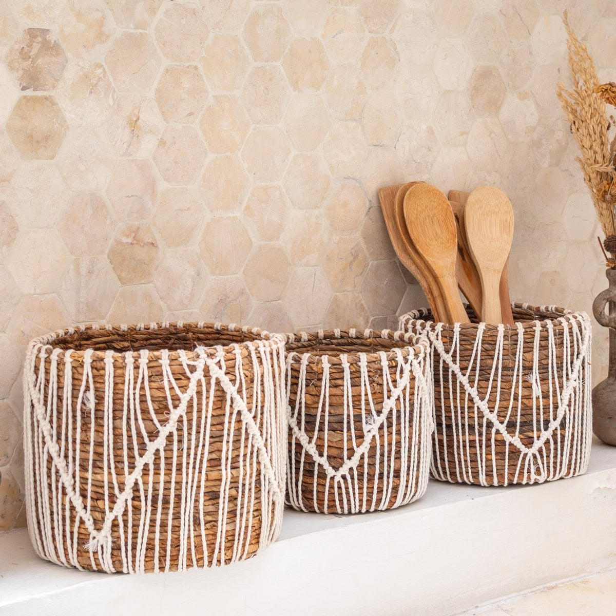 Panier en jonc de mer ORIS - vue de face avec motif en coton blanc