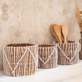Panier en jonc de mer ORIS - vue de face avec motif en coton blanc