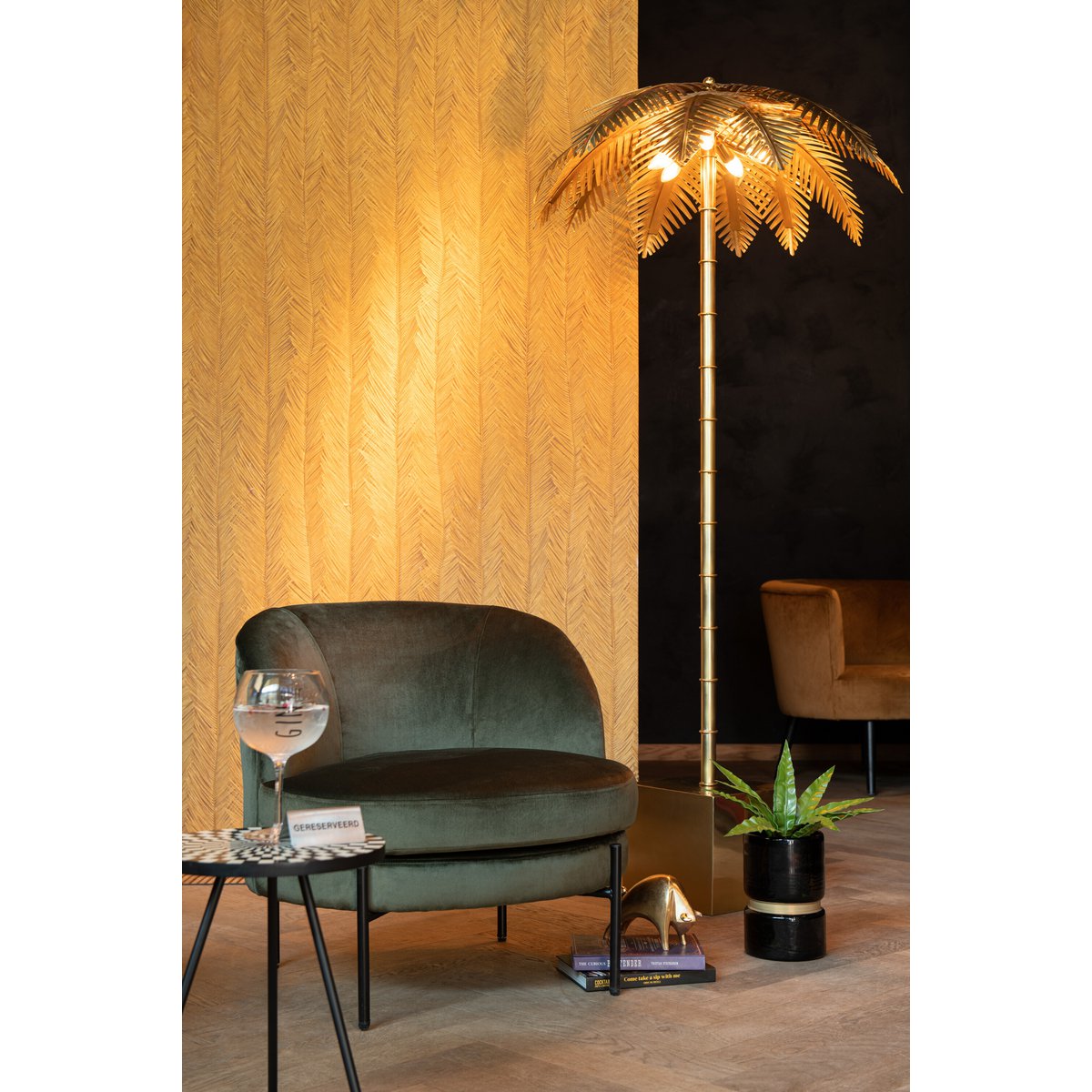 Lampe sur pied J-Line avec finition dorée et design moderne