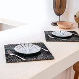 Détail du motif radial du set de table Varna en jonc de mer noir.