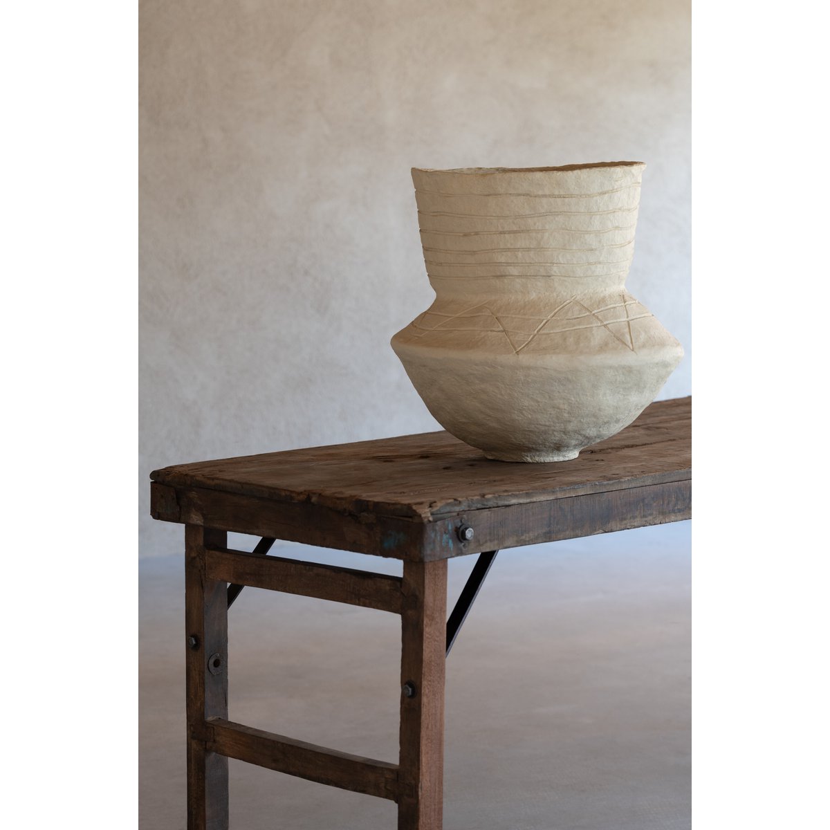 Détail du pot Veda en papier mâché, texture naturelle et élégante.
