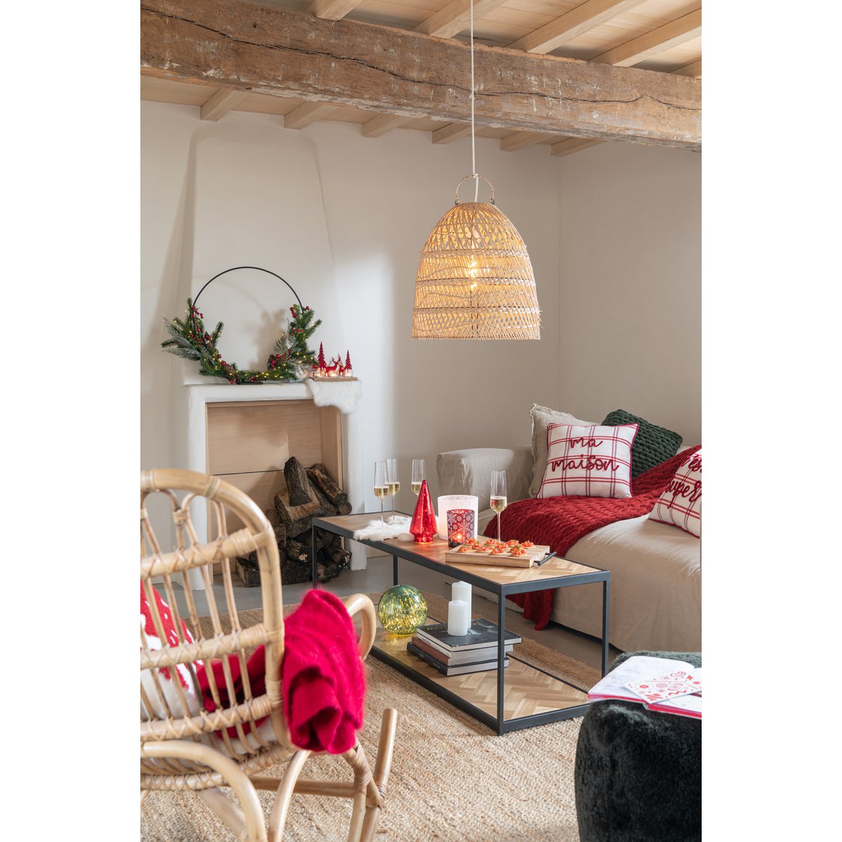 Vue d'ensemble de la table basse Zigzag J-Line avec décoration
