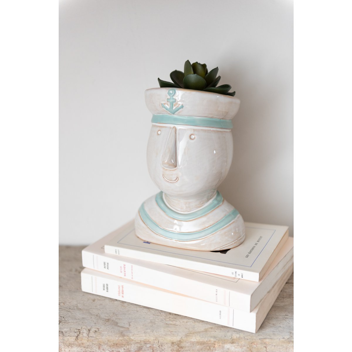 Pot de fleur J-Line Hoofd Zeeman avec des fleurs colorées, en ambiance intérieure.