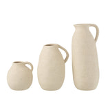 Détail du vase Jug J-Line en céramique beige, texture et finition