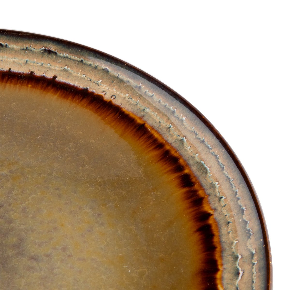 Détails de l'assiette Comporta montrant la texture et la couleur artisanale