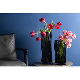 Vue latérale du vase en verre, montrant ses courbes uniques