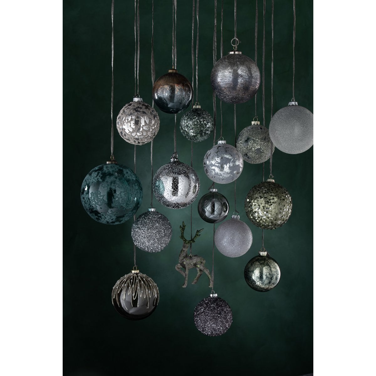 Boule de Noël J-Line, mise en scène sur un sapin
