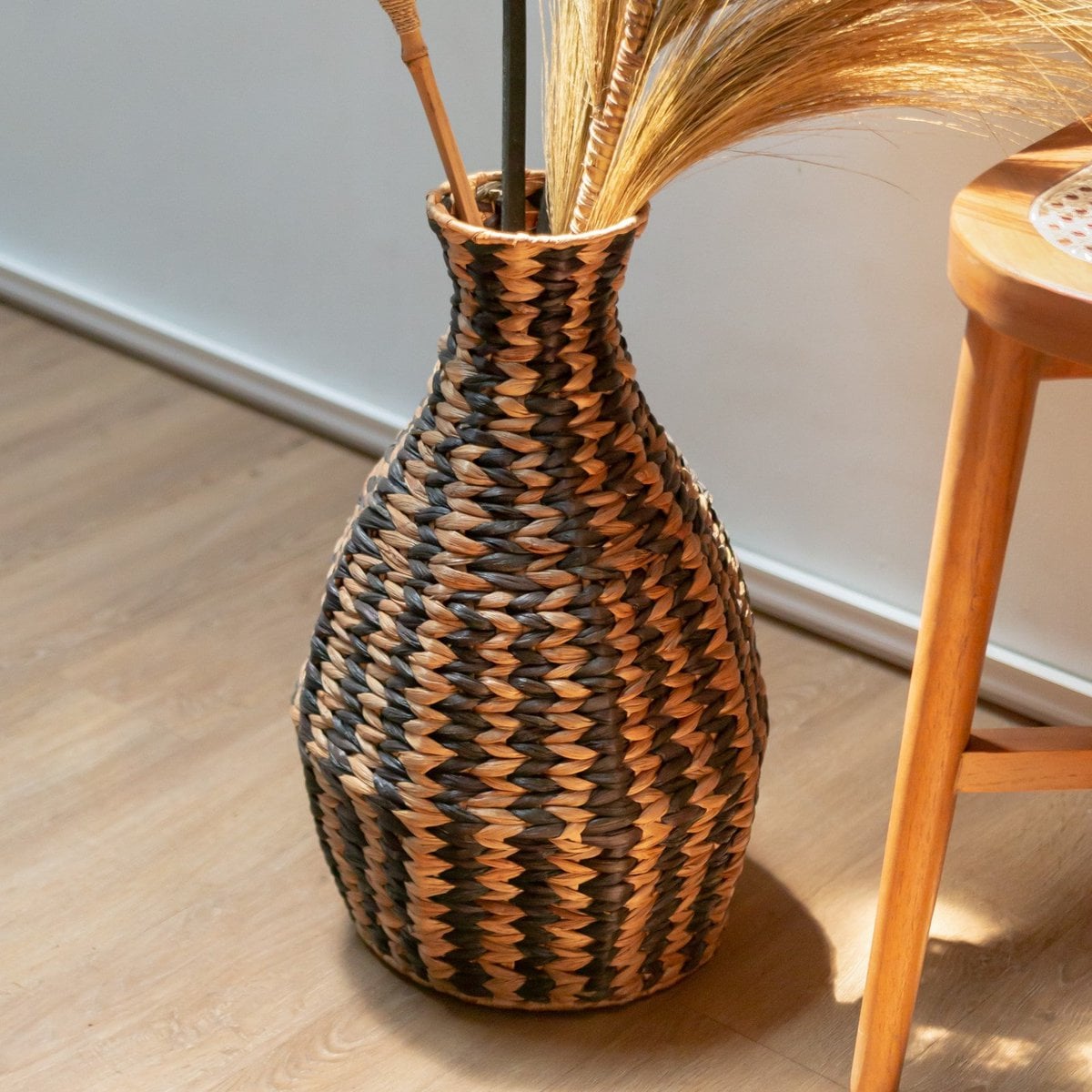 Vase boho DAYANA noir en jacinthe d'eau, vue de face