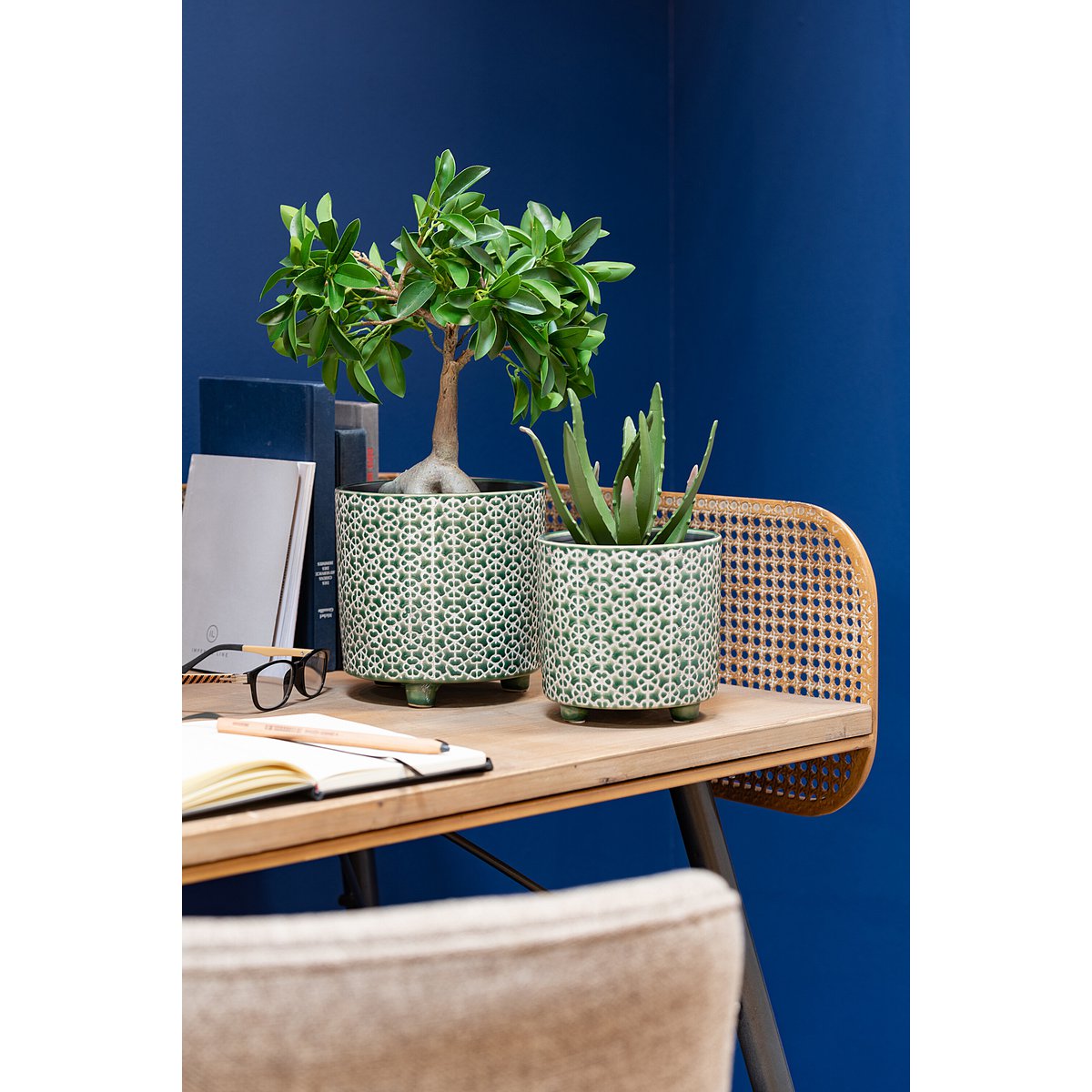 Pot de fleurs J-Line en céramique verte dans un intérieur chic.