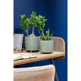 Pot de fleurs J-Line en céramique verte dans un intérieur chic.