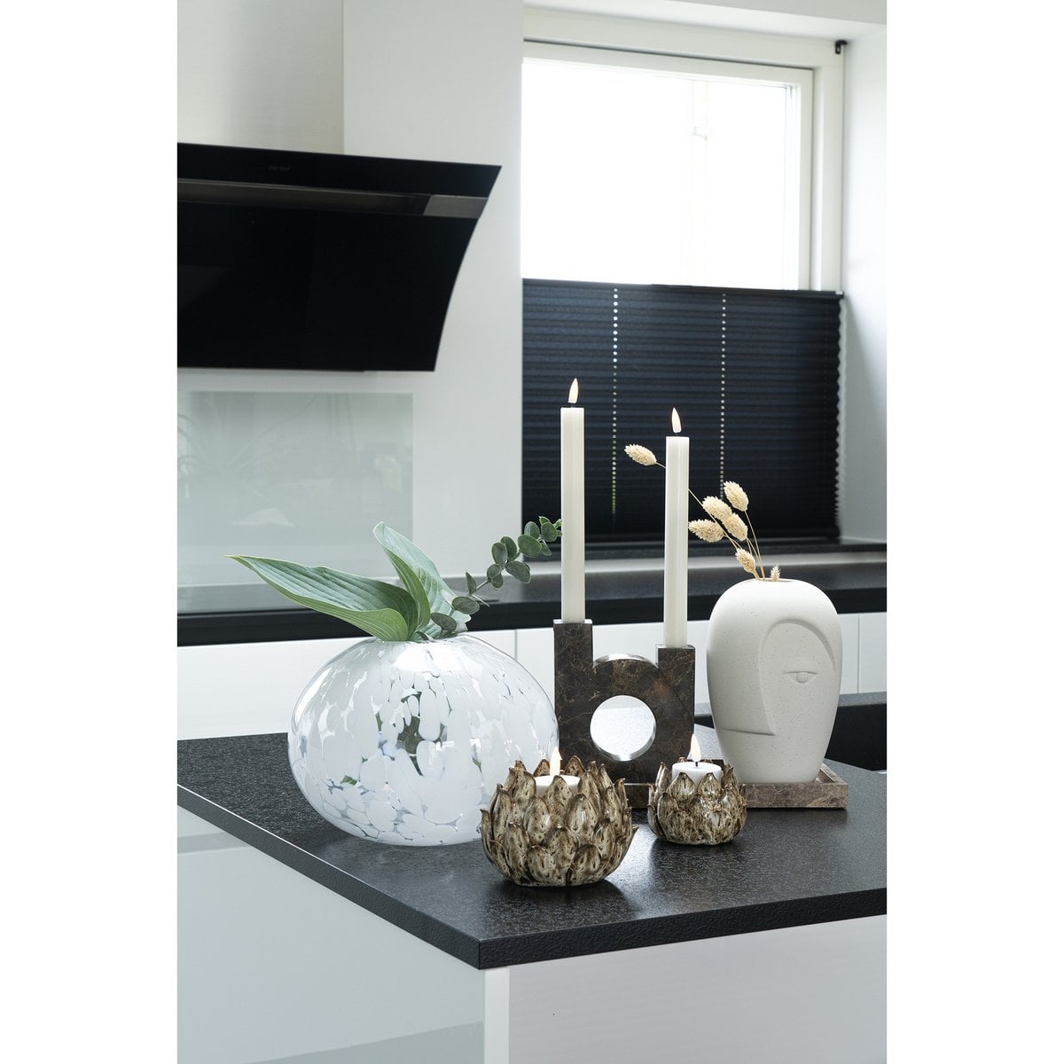 Vase en céramique sable, ambiance moderne dans un salon