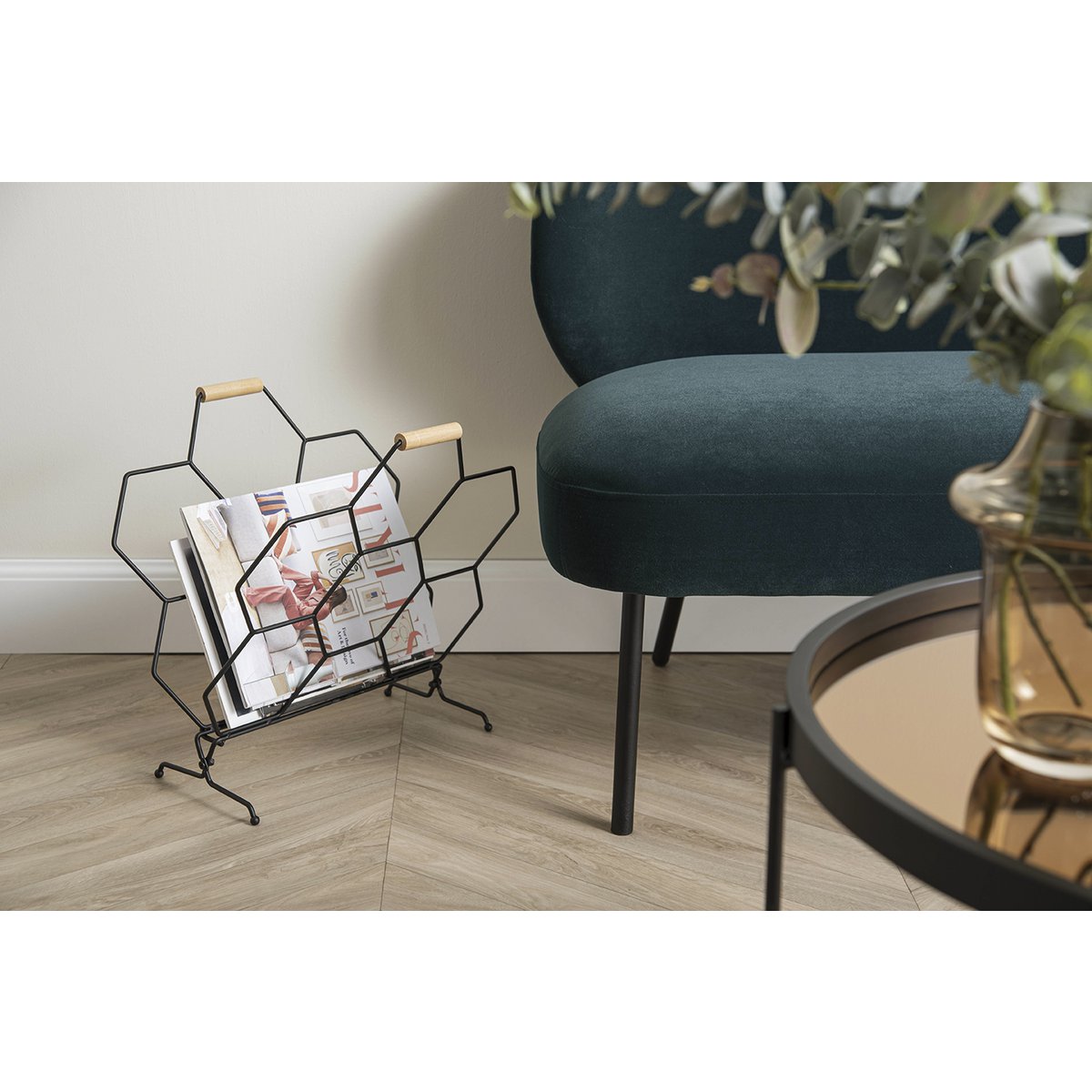 Porte-revues Honeycomb dans un salon moderne