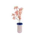 Vase Plegado XS montrant sa couleur rose éclatante et son design moderne