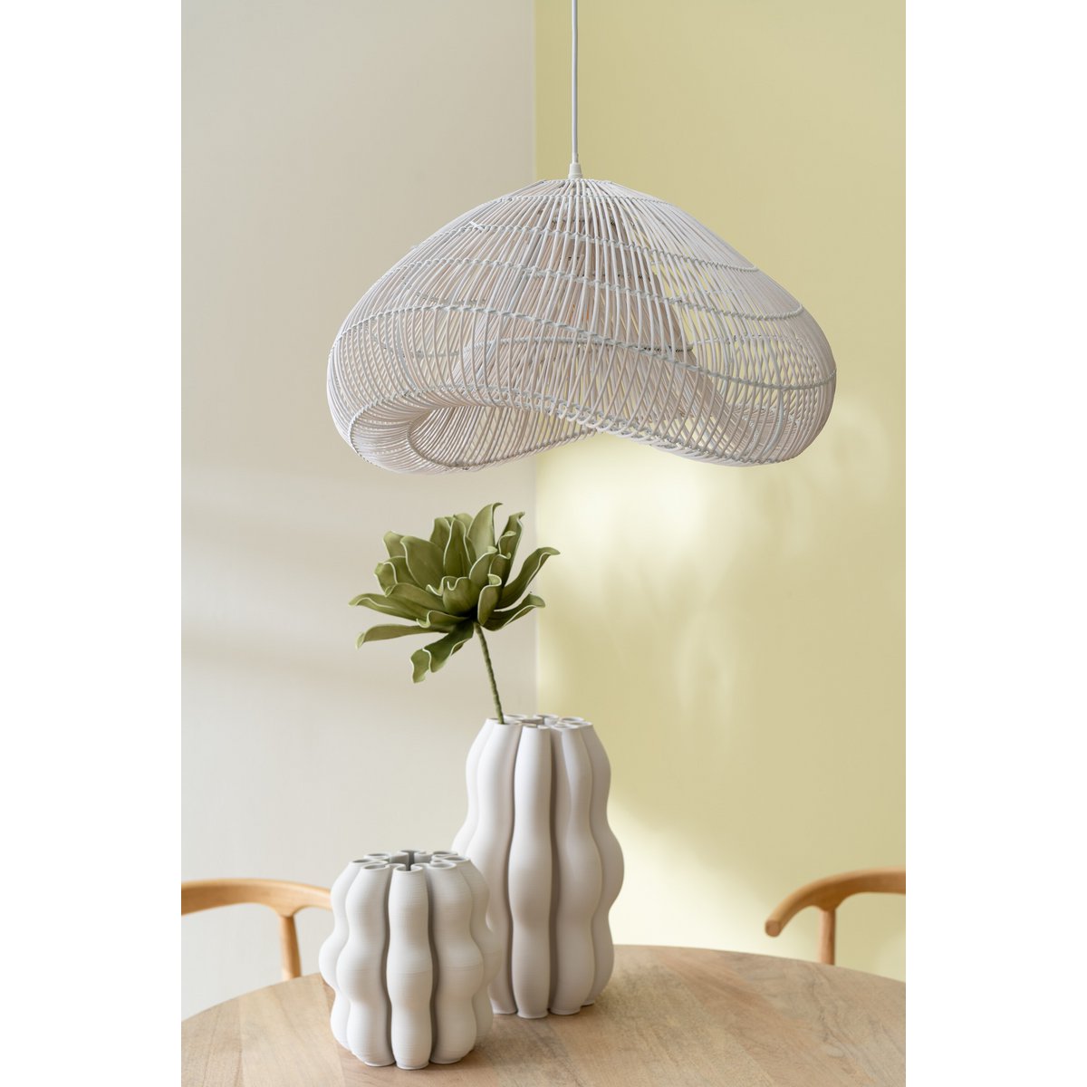 Vase J-Line Nas dans un salon moderne, ambiance chaleureuse
