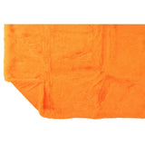 Couverture J-Line Cutie drapée sur un canapé