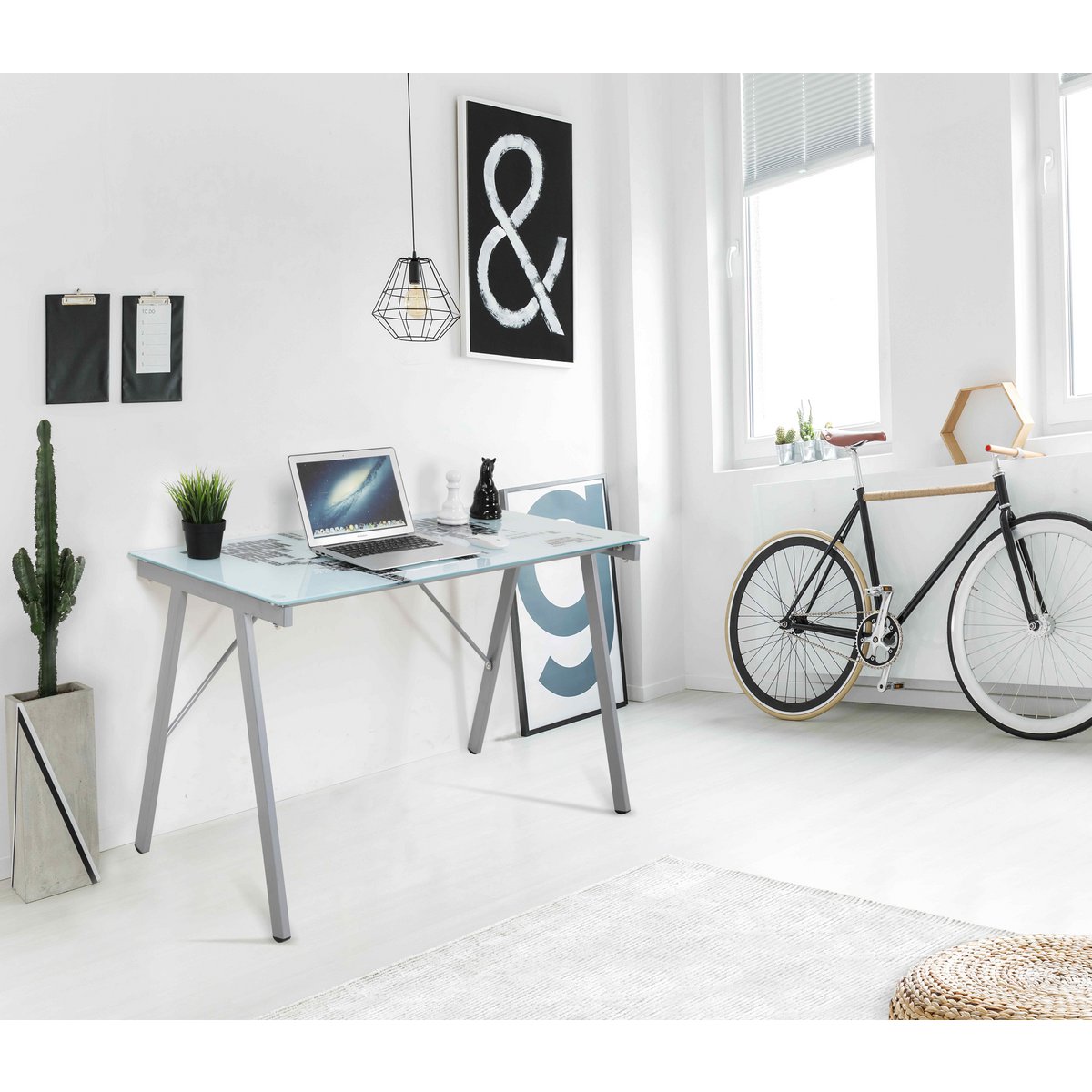 Zoom sur les matériaux de qualité du bureau en verre et métal