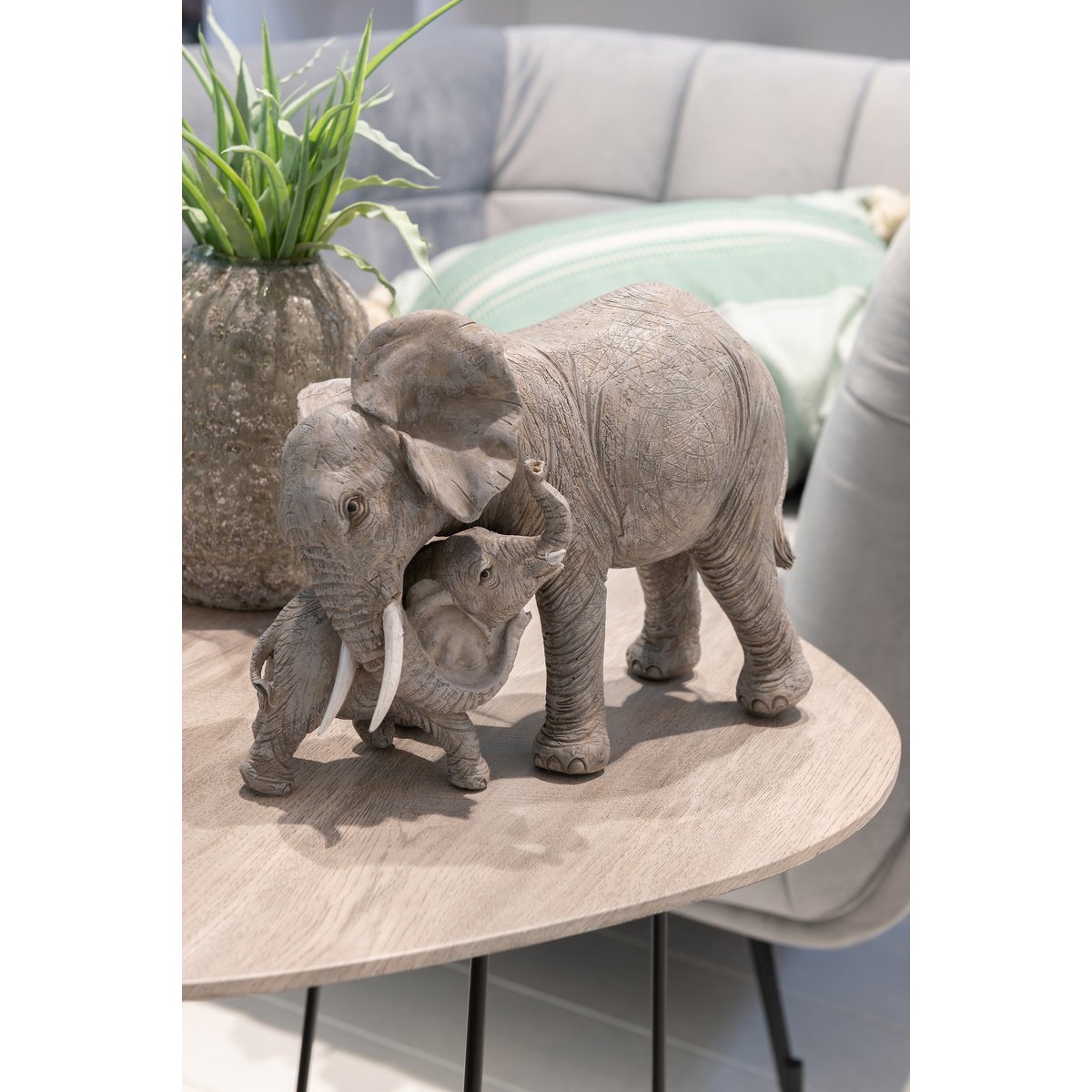 Décoration J-Line Peluche Éléphant en polyrésine gris, vue de face