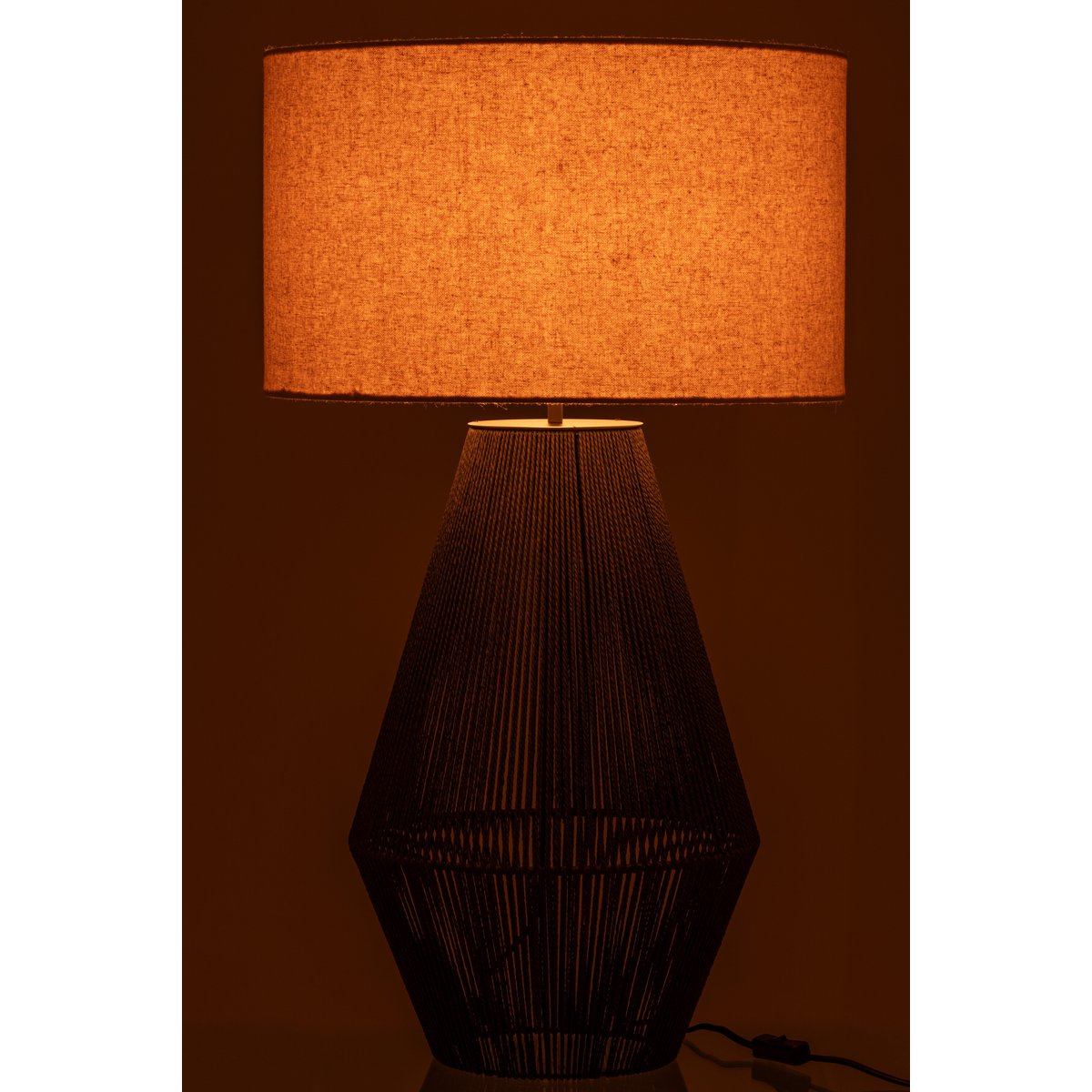 Ambiance cosy avec la lampe Striing J-Ligne dans un salon