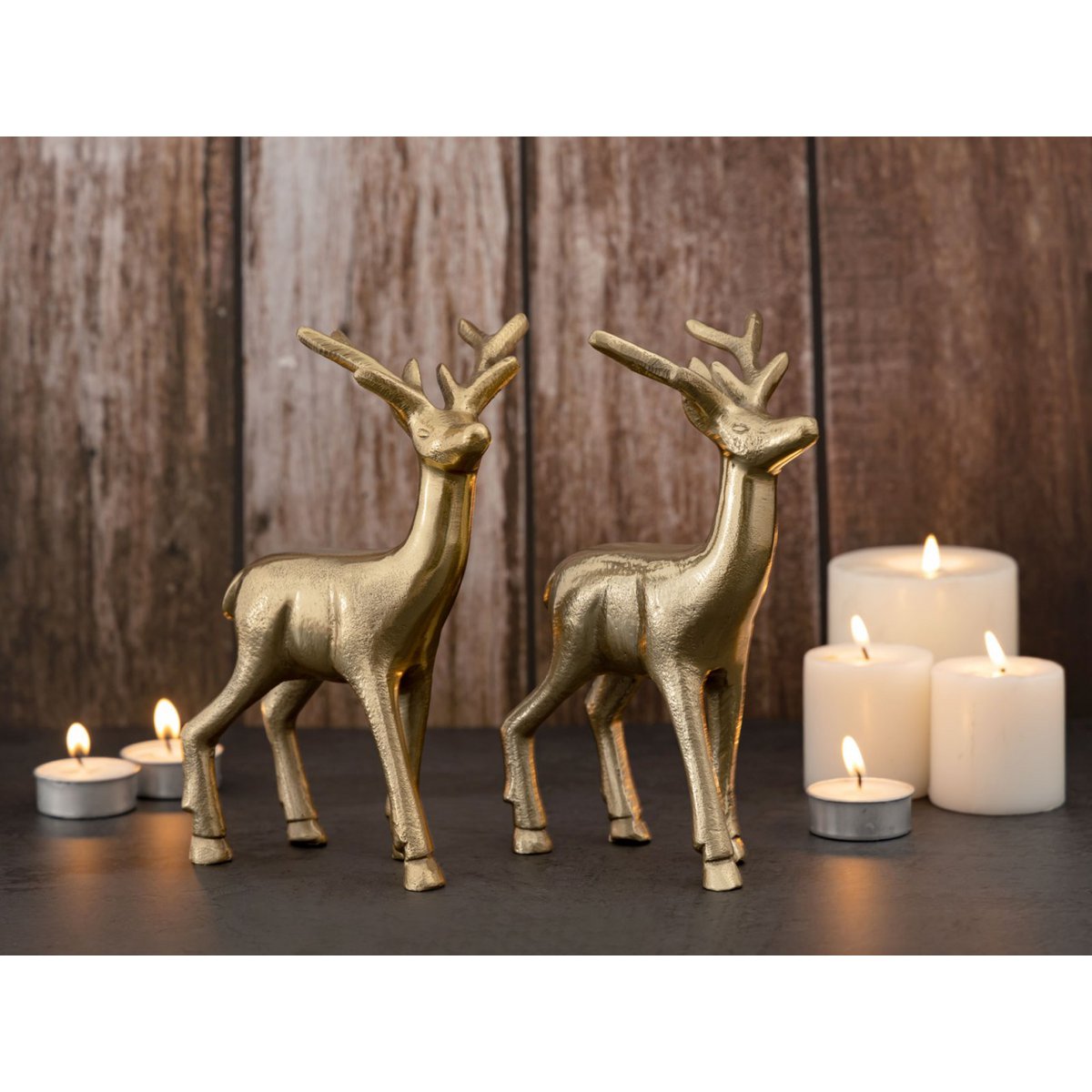 Détail de la finition dorée de la figure de cerf en aluminium