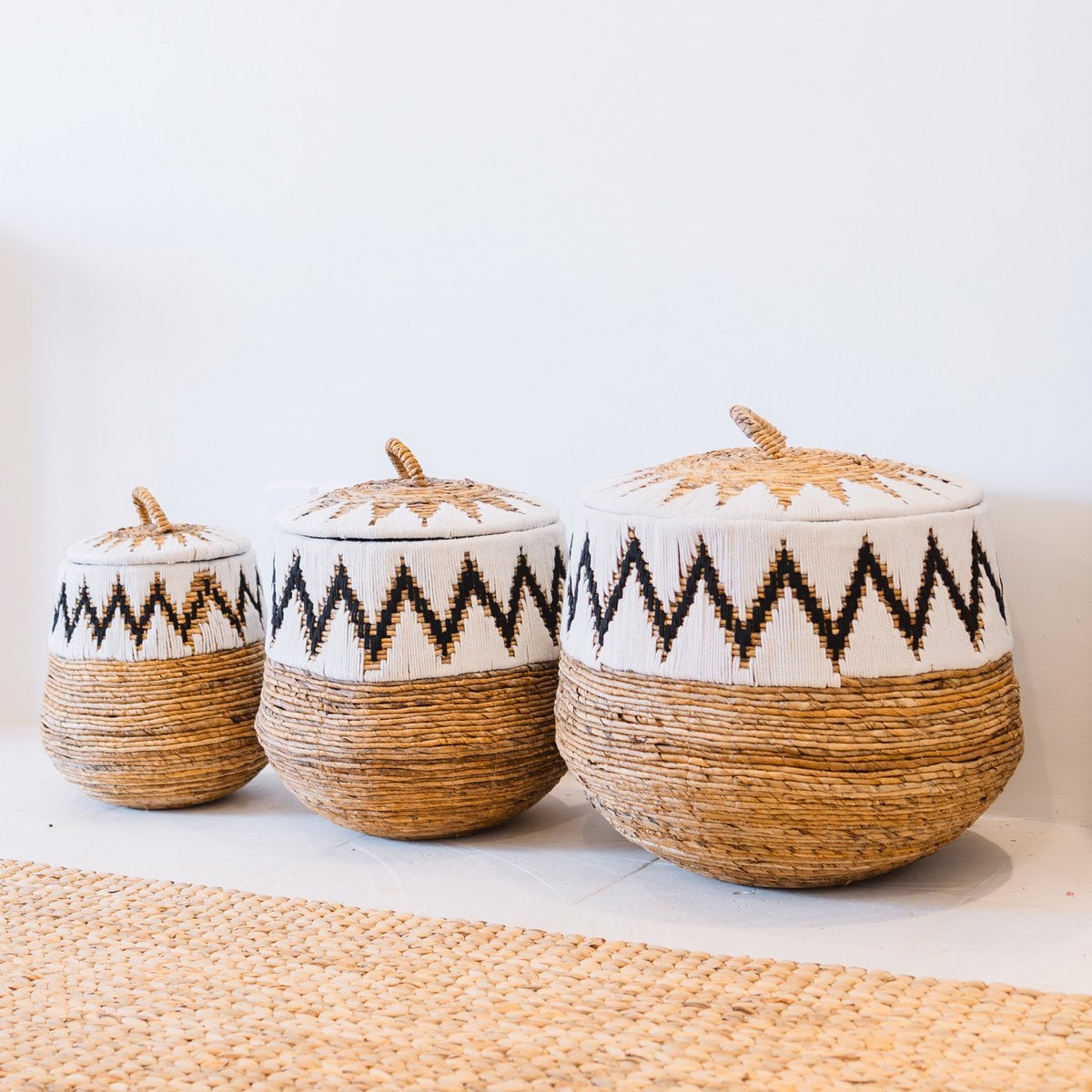 Panier à linge Boho Palem avec couvercle en fibres naturelles, vue de face