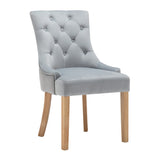 Chaise en velours gris clair avec pieds en bois, vue de face