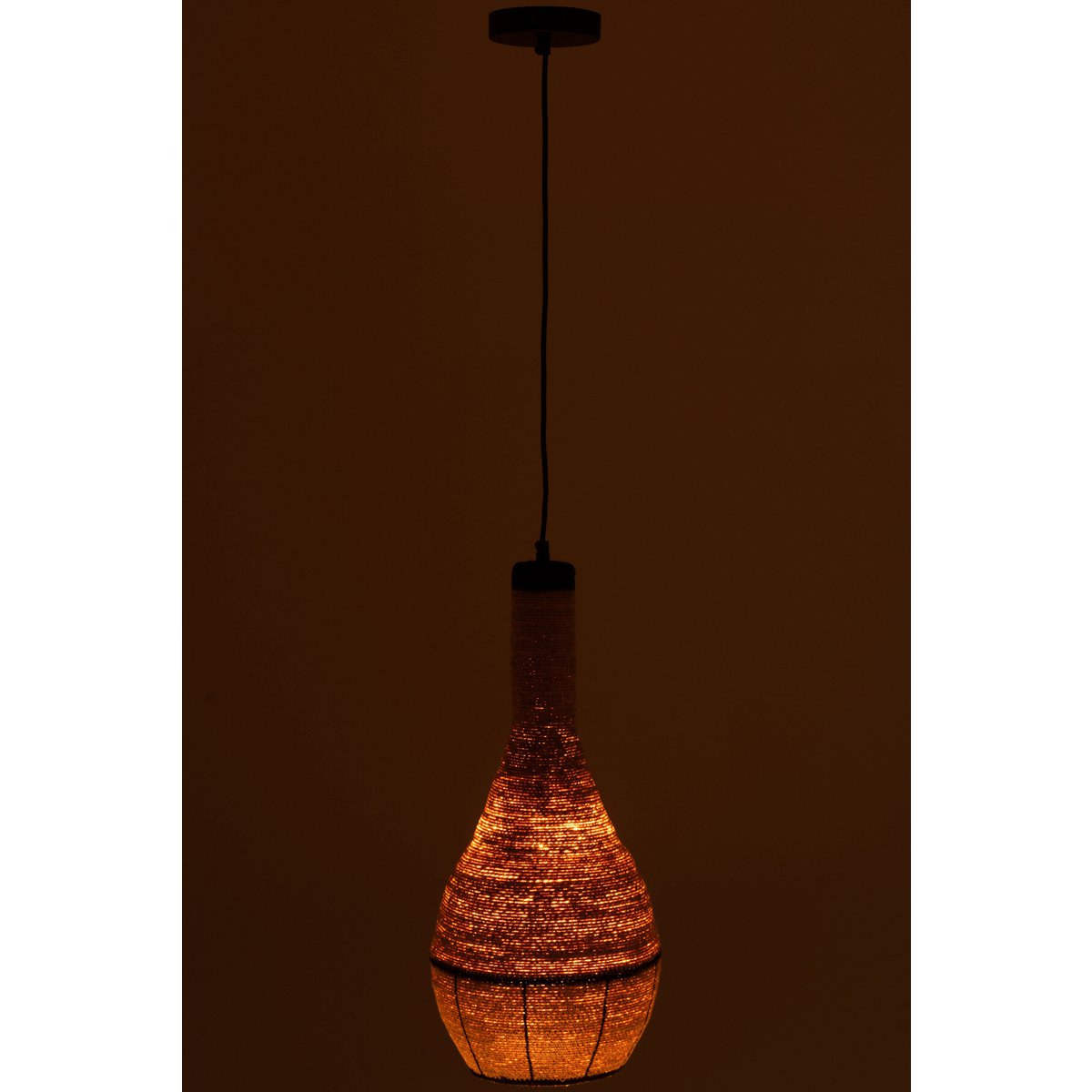 Détail de la lampe à suspension J-Line Pear Lines, mettant en valeur le design en rotin.