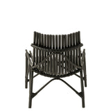 Chaise J-Line en rotin noir dans un salon moderne