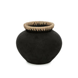 Vase Styly noir naturel en terre cuite avec détail en raphia