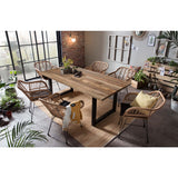 Vue latérale de la table à manger en bois et métal