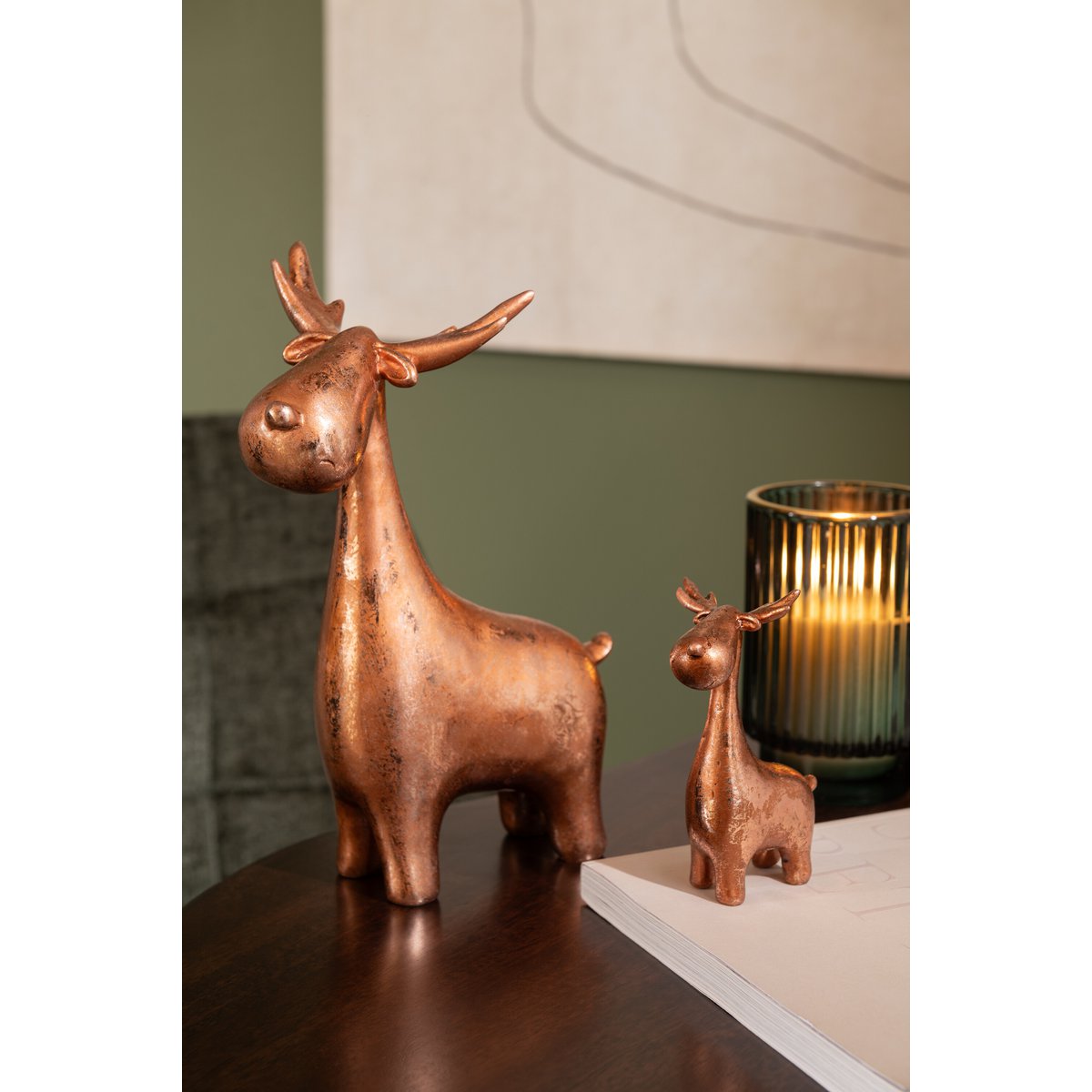 Détails des cerfs en résine cuivre, soulignant la texture et la couleur raffinée.