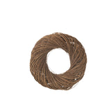 Détail de la couronne murale J-Line, finition en bois naturel