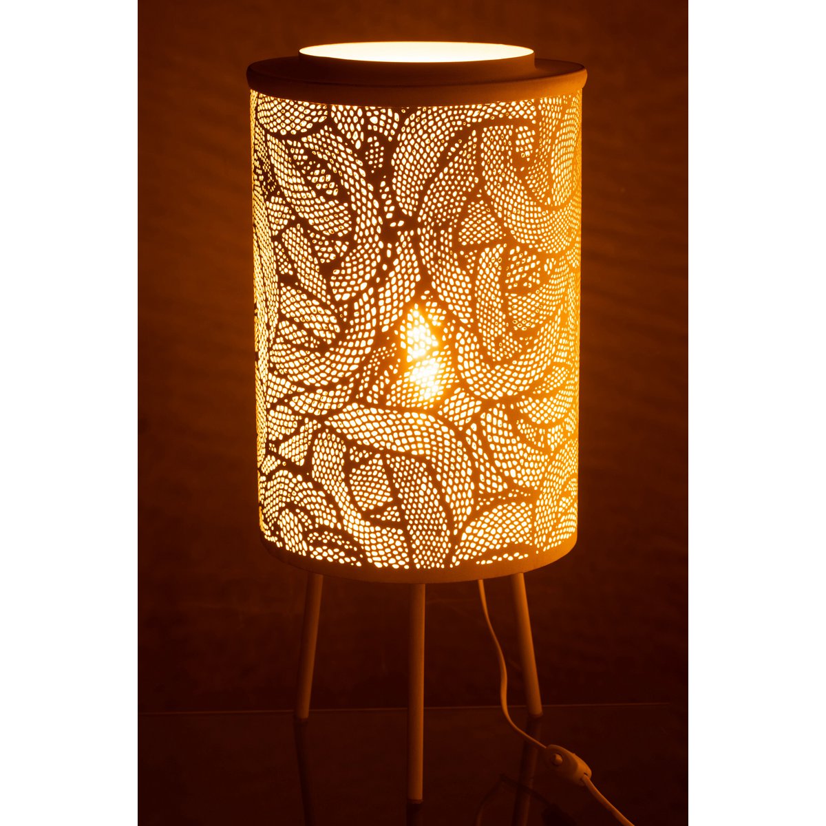 Lampe J-Line dans un salon moderne, ambiance chic