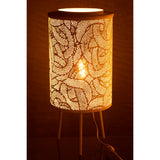 Lampe J-Line dans un salon moderne, ambiance chic