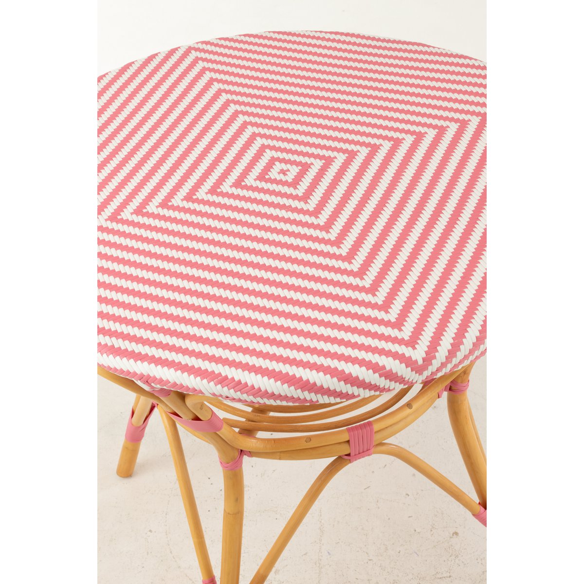 Ambiance moderne avec la Table Live J-Line dans un salon