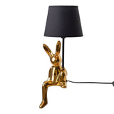 Lampe Helge sur une table en bois dans un intérieur chic