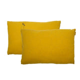 Coussin Jill ocre sur un canapé moderne