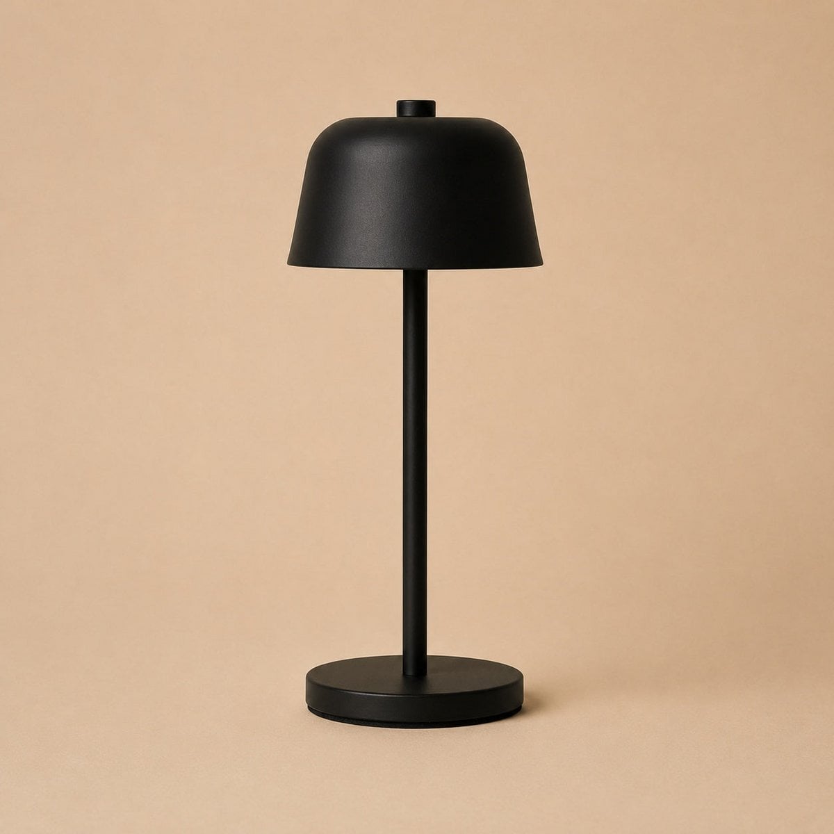 Lampe de table rechargeable Anton en métal noir, vue de face