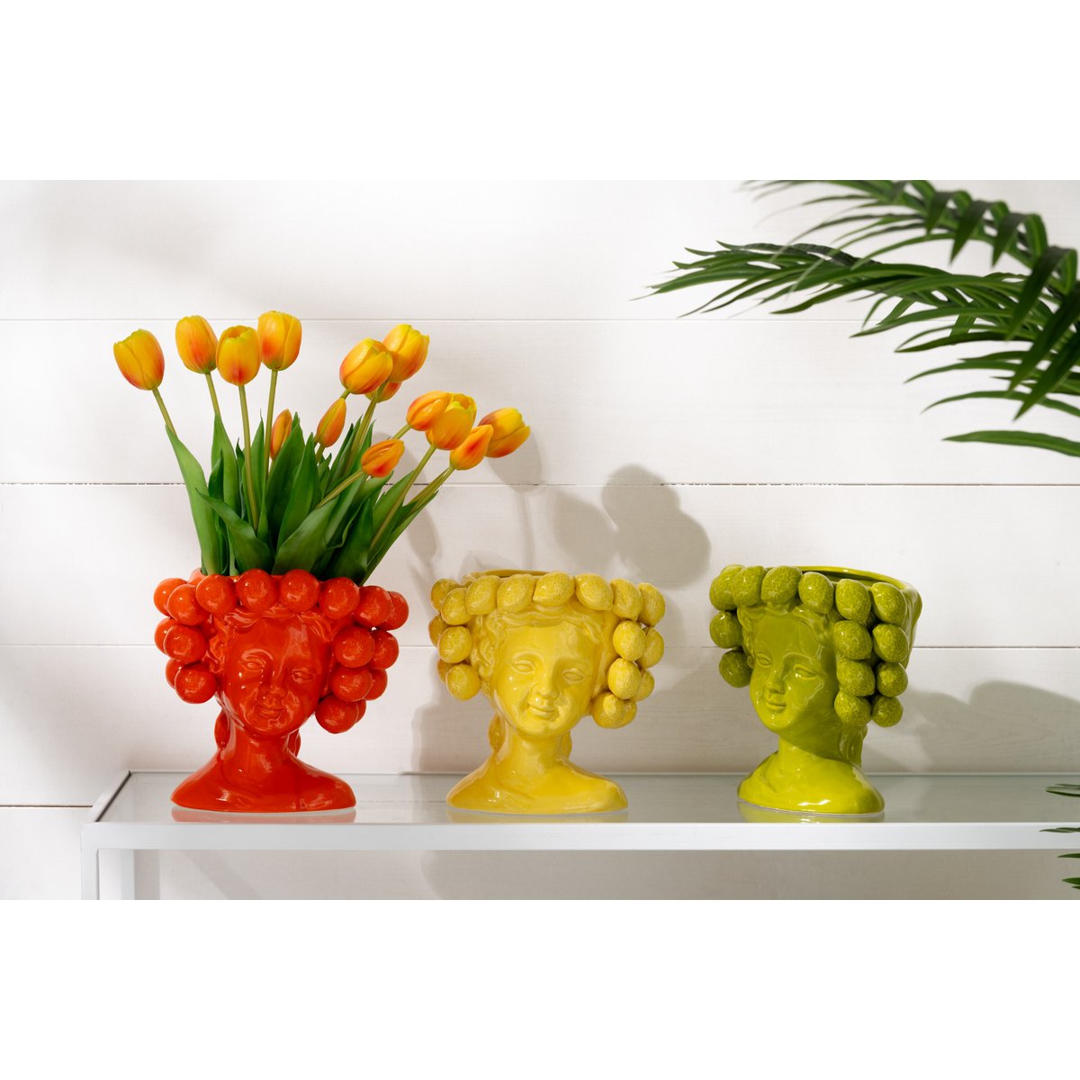 Vue latérale du pot de fleurs en céramique rouge J-Line