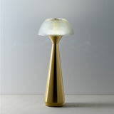 Vue latérale de la lampe de table Mushlampio en laiton