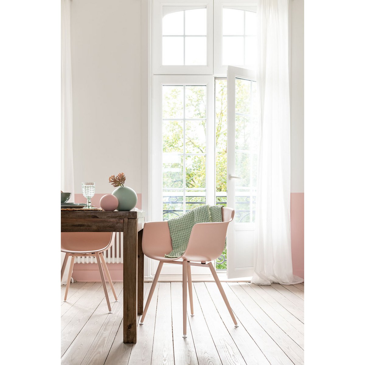 Vase Bol en Céramique Rose, perspective latérale montrant la finesse du design