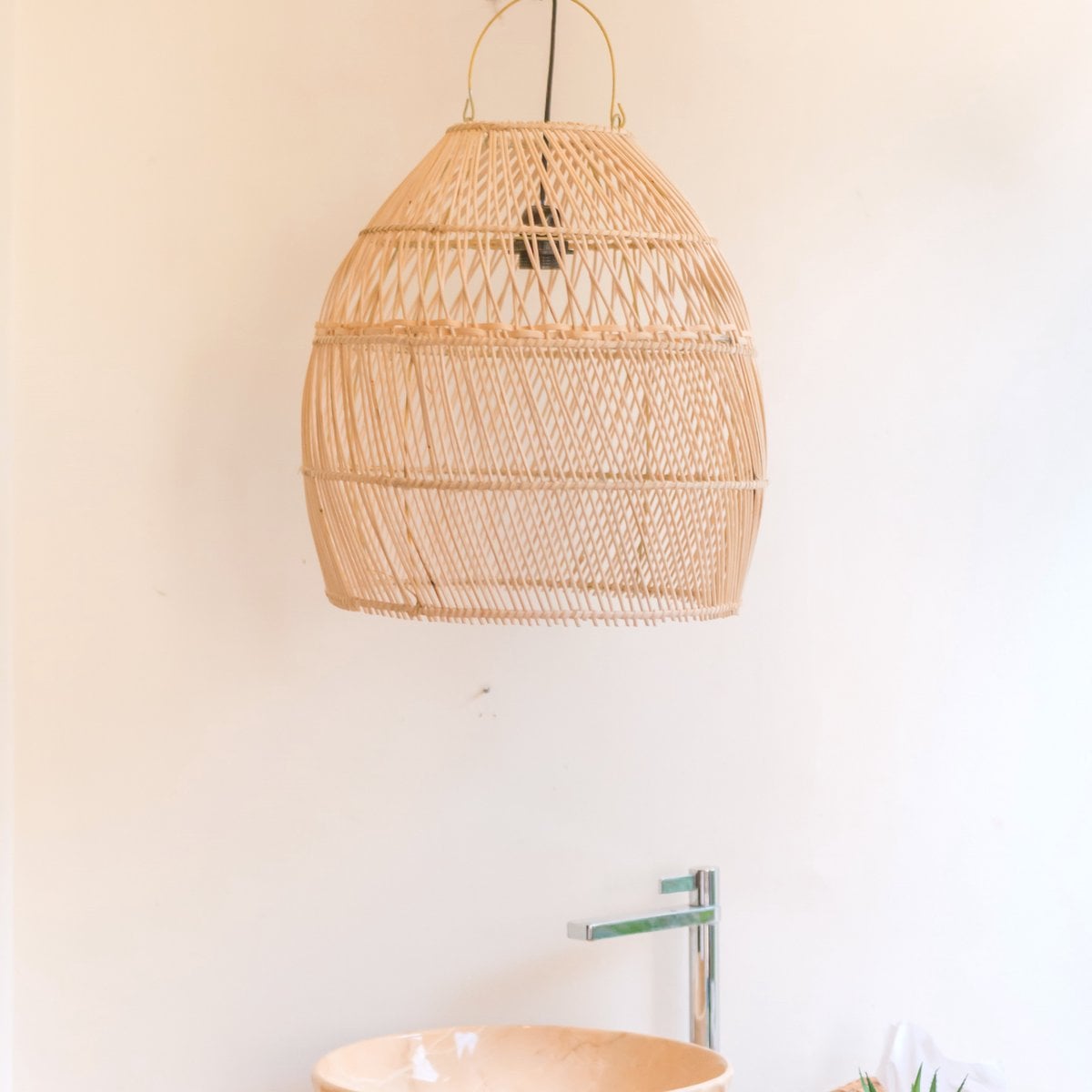 Détail de l'abat-jour en rotin naturel de la lampe Seminyak