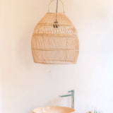 Détail de l'abat-jour en rotin naturel de la lampe Seminyak