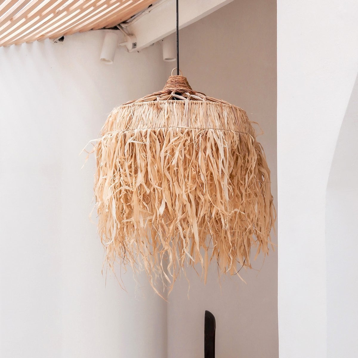 Lampe en Raphia KAWI avec longues franges, design élégant et artisanal