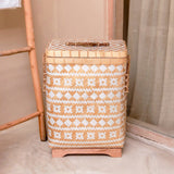 Panier à linge avec couvercle DARI tissé à la main en bambou avec un motif zigzag blanc beige