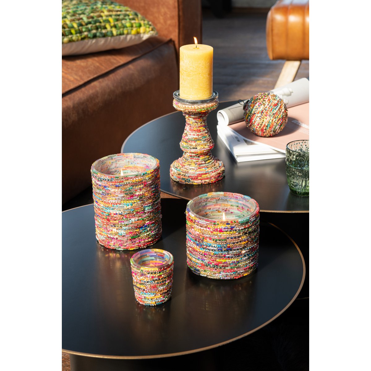 Bougeoir J-Line Perles sur une table élégante, ambiance chaleureuse