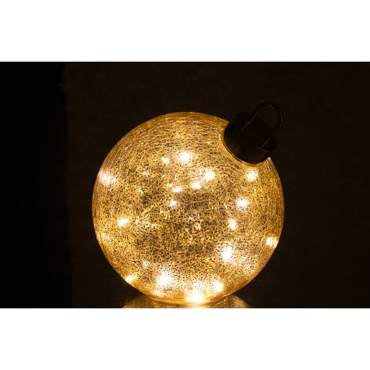 Détail de la boule de Noël J-Line en verre doré, mettant en avant les lumières LED