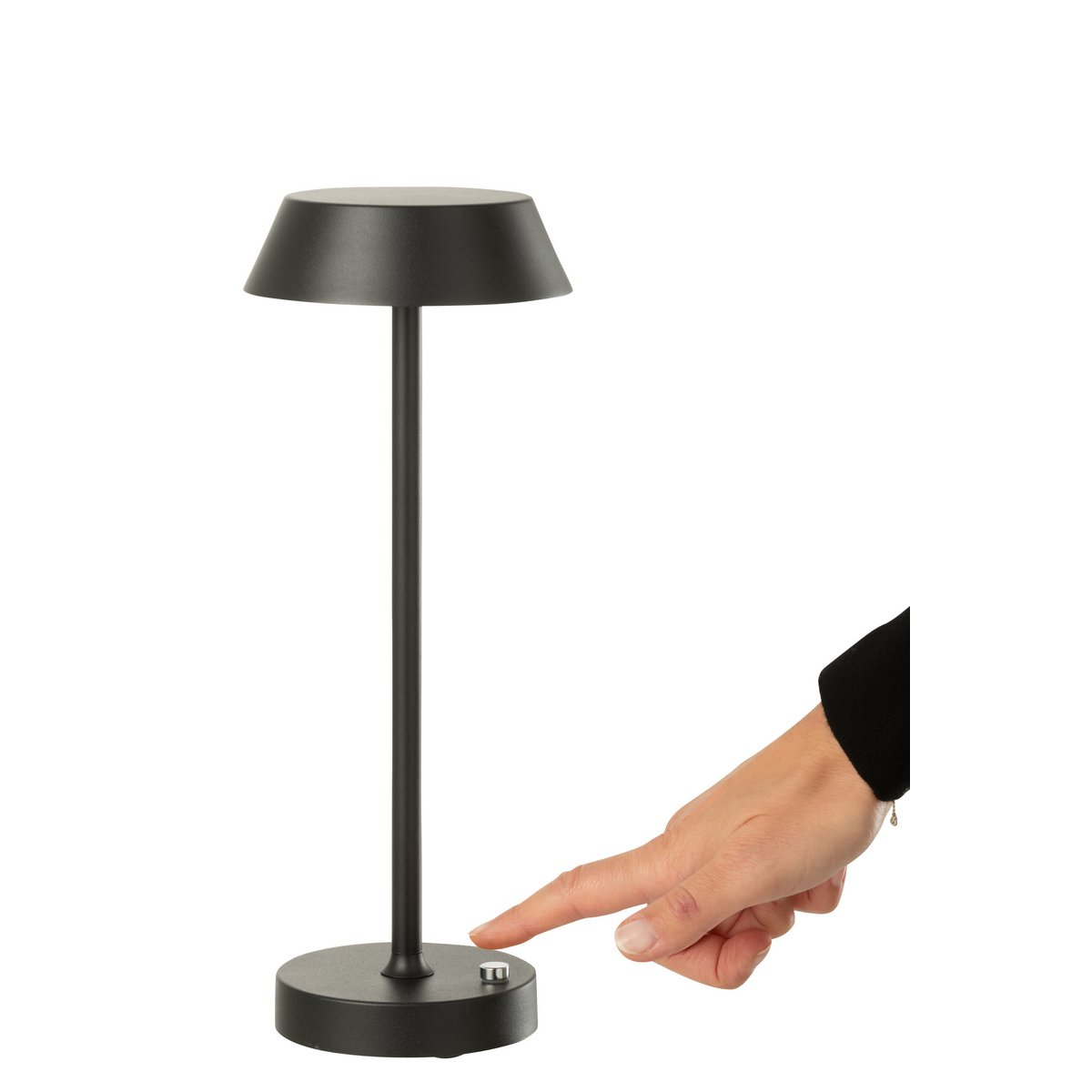 Lampe de table J-Line Noé allumée dans un salon moderne