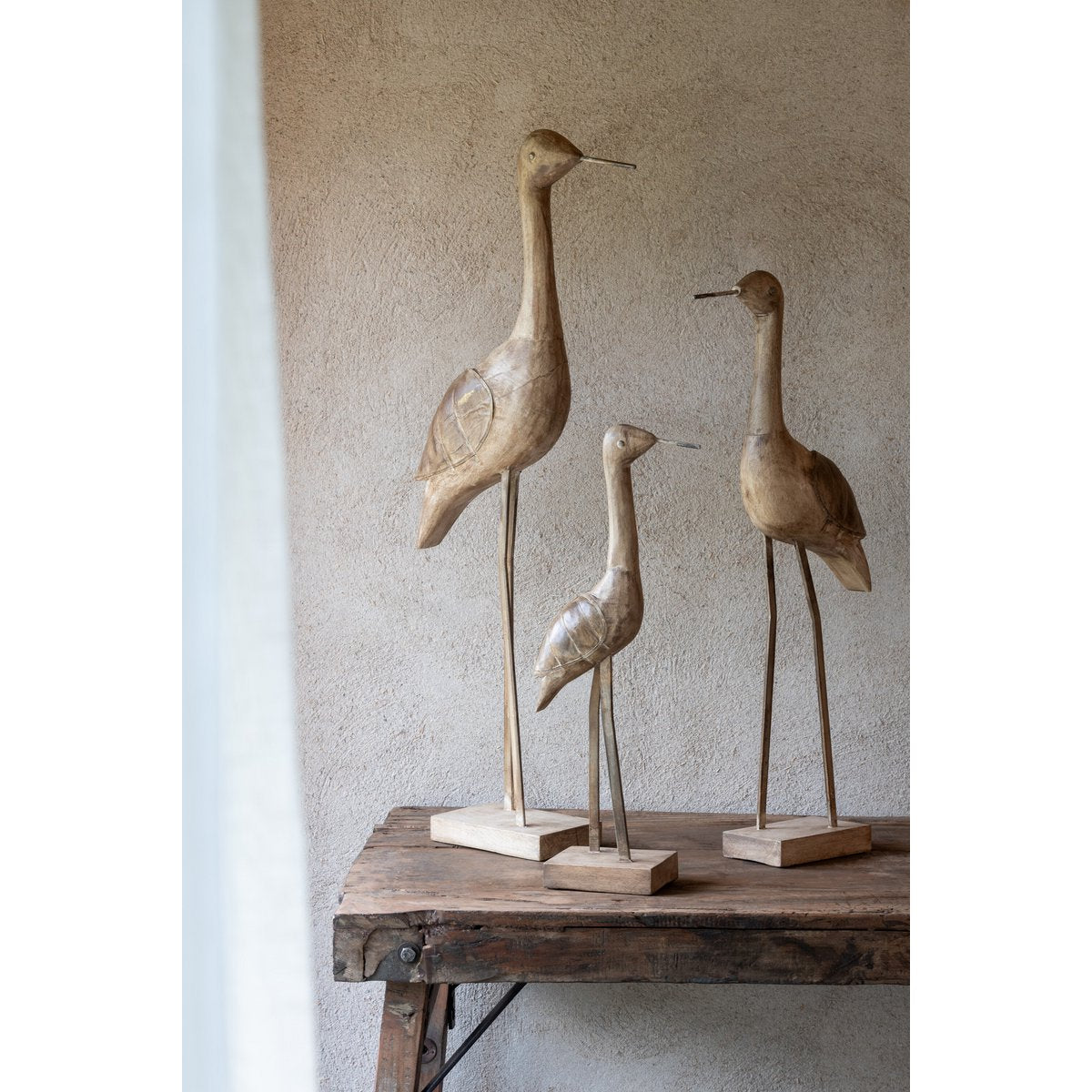 Oiseau décoratif J-Line en bois et métal, couleur beige et noir, vue de face.