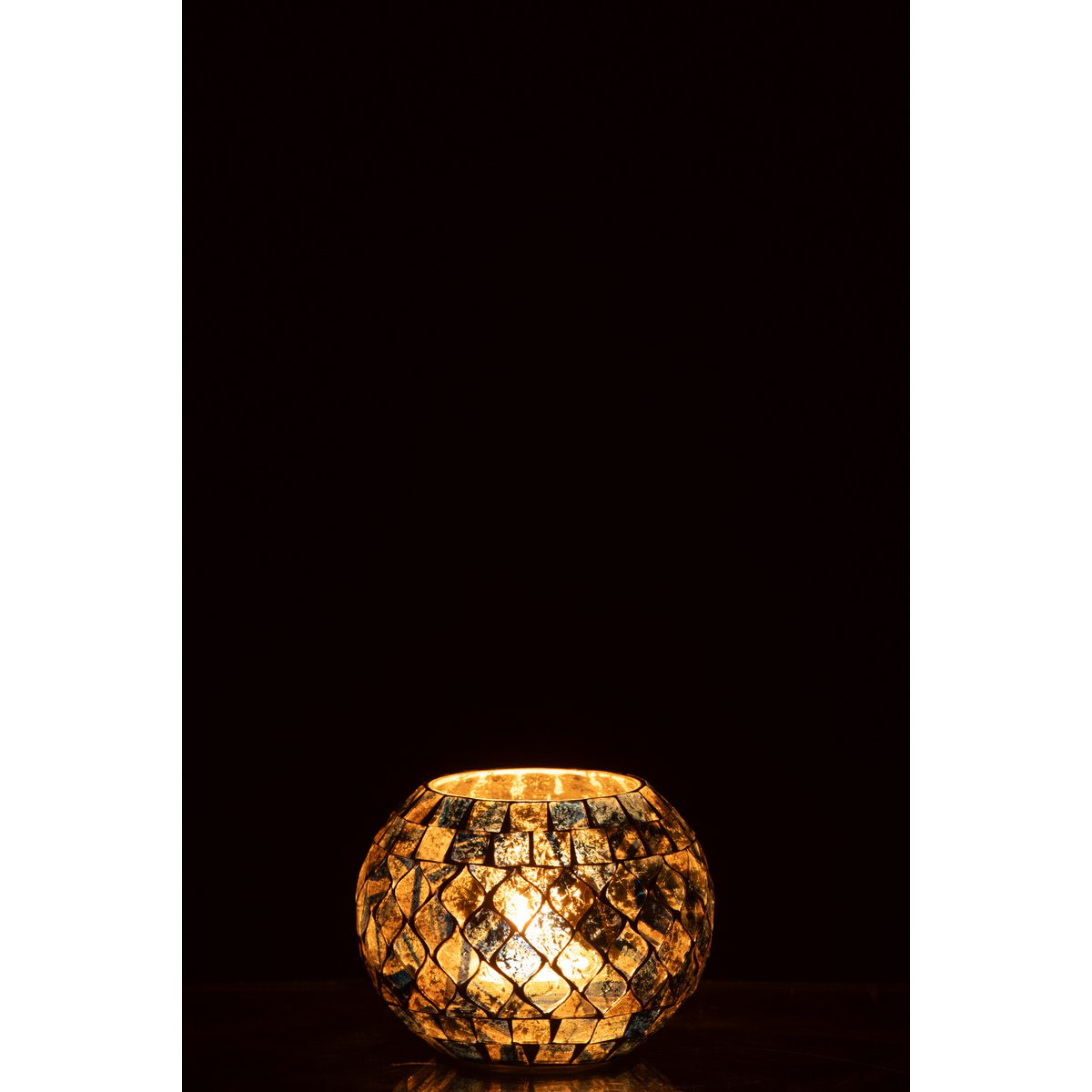 Photophore J-Line Mosaic sur une table, ambiance chaleureuse